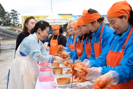 Under the guidance of Korean culinary instructor Kim Eun Ja, locals and tourists eagerly prepare kimchi using ingredients sourced from Da Lat. (Photo: VNA) 