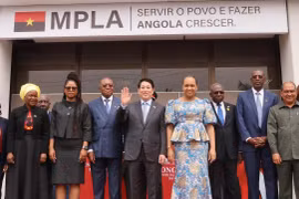 State President Luong Cuong poses for a commemorative photo with leaders of the ruling People’s Movement for the Liberation of Angola. (Photo: VNA)
