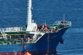 Crew members of the GT Unity transfer to the vessel Androusa. (Photo published by VNA)