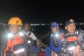 The joint SAR team conducts a search for the victims of the Long Boat ship that sank in the Grandma Strait, Batam City Waters, Riau Islands, June 25, 2025. (Photo: voi.id)