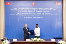 Vingroup Vice Chairman and CEO Nguyen Viet Quang (left) presents a souvenir to Sri Lankan President Anura Kumara Dissanayaka on May 4. (Photo: VNA)