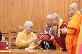 Venerable Thich Tri Quang, the Supreme Patriarch of the Patronage Council of the Vietnam Buddhist Sangha (VBS) presents gifts to heads of international Buddhist delegations attending Vesak 2025. (VNA)