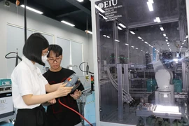 Eastern International University (EIU) introduces practical lessons on operating automation robots in conditions similar to those in factories, enabling students to be job-ready immediately after graduation. (Photo: VNA) 