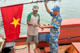 Border Guard Squadron 2, under the Ca Mau provincial Border Guard Command, launches a sea patrol mission in combination with communication campaigns to encourage fishermen to prevent and combat illegal, unreported and unregulated (IUU) fishing. (Photo: VNA)
