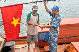 Border Guard Squadron 2, under the Ca Mau provincial Border Guard Command, launches a sea patrol mission in combination with communication campaigns to encourage fishermen to prevent and combat illegal, unreported and unregulated (IUU) fishing. (Photo: VNA)
