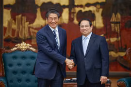 PM Pham Minh Chinh (R) receives Japanese Ambassador to Vietnam Ito Naoki in Hanoi on April 18. (Photo: VNA)