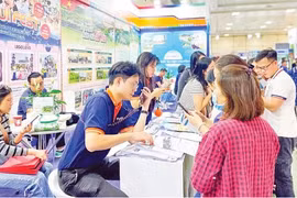 Visitors learn about tourism products and services at the Vietnam International Travel Mart (VITM) Hanoi 2025. (Photo: nhandan.vn)