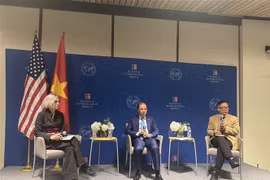Vietnamese Ambassador to the US Nguyen Quoc Dung engages in a dialogue with American scholars and students at the event. (Photo: VNA)