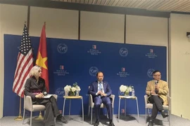 Vietnamese Ambassador to the US Nguyen Quoc Dung engages in a dialogue with American scholars and students at the event. (Photo: VNA)