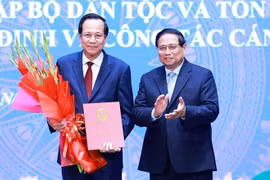 Prime Minister Pham Minh Chinh presents the appointment decision to Dao Ngoc Dung as Minister of Ethnic and Religious Affairs. (Photo: VNA)