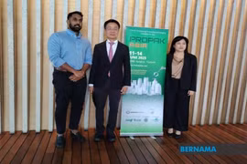 Thai Chamber of Commerce vice-chairman Visit Limlurcha (middle) (Photo: Bernama)