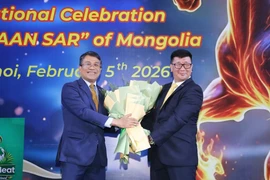 Permanent Deputy Minister of Foreign Affairs Nguyen Minh Vu presents flowers to congratulate Mongolian Ambassador to Vietnam Jigjee Sereejav. (Photo: VNA)