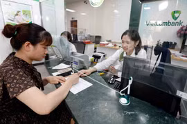 Customer conducting transactions at Vietcombank Hanoi. (Photo: VNA)