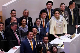 Prime Minister Paetongtarn Shinawatra (C) stands next to Opposition Leader Natthaphong Ruengpanyawut, who went to greet her after the premier survived Wednesday’s no-confidence motion. (Photo: Bangkok Post)