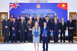 General Secretary To Lam and Matt Western, the UK Government’s Trade Envoy, witness the handover of cooperation documents between Ngo Chi Dung, Chairman and General Director of Vietnam Vaccine JSC (VNVC), and Kaja Natland, Senior Vice President of GSK Asia–Pacific & International. (Photo: VNVC)