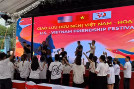 The Vietnam–US Friendship Festival offers the public a vivid insight into the 30-year journey of bilateral relations between the two countries. (Photo: htv.com.vn)