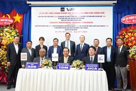 The signing ceremony between the Asian Development Bank and Thu Dau Mot Water Joint Stock Company. (Photo courtesy of ADB)