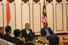 Indonesia's BNN head commissioner General Suyudi Ario Seto (left) holds a meeting with Malaysia's JSJN director Hussein Omar Khan (right) in Bali on April 28, 2026. (Photo: Antara)