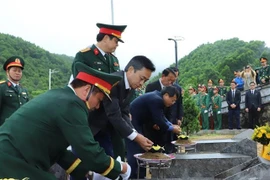 A memorial and burial ceremony is held in the central province of Ha Tinh for the remains of four Vietnamese volunteer soldiers who lost their lives during wartime in Laos. (Photo: VNA)