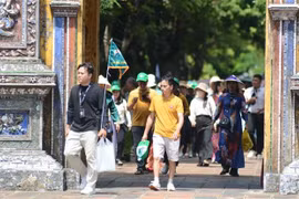 Tourists at the Hue Imperial Citadel (Photo: VNA)