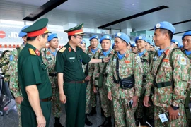 Maj. Gen. Pham Manh Thang, Director of the Vietnam Department of Peacekeeping Operations, encourages and gives instructions to the soldiers before their departure. (Photo: VNA)