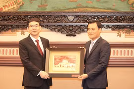 Vice Chairman of the Ho Chi Minh City People’s Committee Bui Xuan Cuong presents a gift to the Guangzhou delegation. (Photo: VNA)