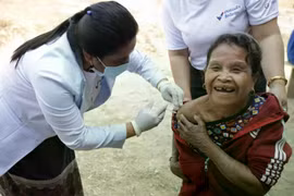 A Lao woman gets a vaccination. (Photo: UNICEF Laos)