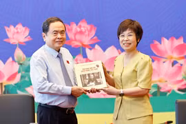 General Director of the Vietnam News Agency Vu Viet Trang presents National Assembly Chairman Tran Thanh Man with a bilingual photo book titled “100 Years of Vietnam’s Revolutionary Press (1925–2025),” compiled and published by the News Agency Publishing House. (Photo: VNA)