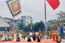 A performance of Cheo Tau folk singing, a distinctive cultural tradition of O Dien commune in Hanoi. (Photo: VNA)