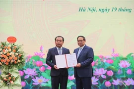 Prime Minister Pham Minh Chinh hands over decision assigning Acting Minister of Agriculture and Environment. (Photo: VNA)