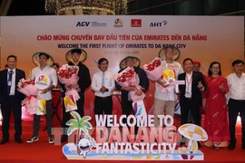 The first passengers arriving in Da Nang on Emirates Airlines are welcomed with flowers and gifts.(Photo: VNA)