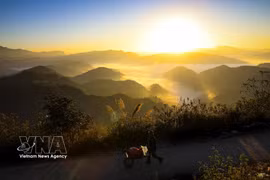 A poetic sunrise unfolds over Keo Lom Pass, Dien Bien province. (Photo: VNA)