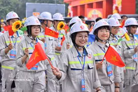Workers parade to celebrate the 140th anniversary of International Labour Day. (Photo: VNA)