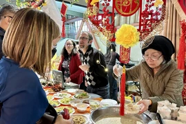 A food corner at the Lunar New Year (Tet) Market in Nogent-sur-Marne, a suburb of Paris. (Photo: VNA)