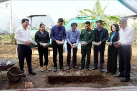 Secretary of the Quang Binh provincial Party Committee Le Ngoc Quang (third from left) and other officials lay first bricks for a new home of a resident in Minh Hoa district. (Photo: VNA)