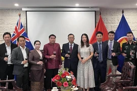 Lao Ambassador to Australia Sinchai Manivanh (fourth from the left) extends Lunar New Year greetings to the Vietnamese Embassy in Canberra. (Photo: VNA)