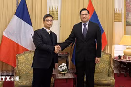 Ambassador Trinh Duc Hai extends New Year wishes of good health, peace and success to Lao Ambassador Kalamoungkhoune Souphanouvong, as well as to all officials and staff of both embassies and their families. (Photo: VNA)