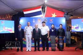 Leaders of Ho Chi Minh City join Rear Admiral Thaveesak Thongnam and Thai Ambassador to Vietnam Urawadee Sriphiromya at the commemorative ceremony. (Photo: VNA)