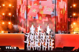 Featuring performances inspired by wartime art troupes, the “Be proud of Vietnam” journey revives that spirit in a contemporary form. (Photo: VNA)