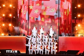 Featuring performances inspired by wartime art troupes, the “Be proud of Vietnam” journey revives that spirit in a contemporary form. (Photo: VNA)