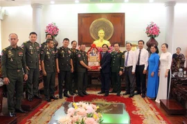 The Cambodian Armed Forces delegation presents Tet gifts to Can Tho city. (Photo: VNA)