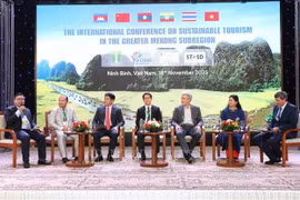Delegates share experiences in sustainable tourism development. (Photo: VNA)