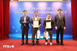 Professor Dr. Chu Hoang Ha, Vice President of the Vietnam Academy of Science and Technology, presents the DNA identification report of the martyr’s remains to the family. (Photo: VNA)