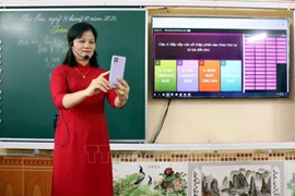 A teacher uses artificial intelligence applications in teaching. (Photo published by VNA)