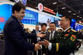 Vietnamese Deputy Minister of National Defence Sen. Lieut. Gen. Nguyen Truong Thang (R) meets with Turkish Deputy Minister of National Defence Musa Heybet. (Photo: qdnd.vn)