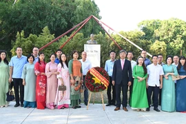 The Vietnamese Embassy in Cuba holds a flower offering ceremony at the statue of President Ho Chi Minh in Havana to commemorate the late leader's 135th birth anniversary. (Photo: VNA)