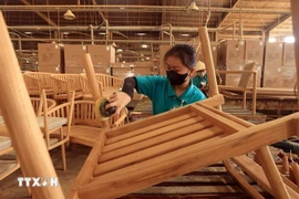 Production of wooden chairs for export. (Photo: VNA)