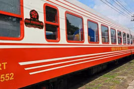 The luxury train, adorned in the signature red of the flamboyant flower, Hai Phong’s iconic bloom, is set to operate on the Hanoi–Hai Phong route. (Photo: VietnamPlus)