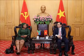 Associate Professor Dr. Duong Trung Y (R), Vice President of the Ho Chi Minh National Academy of Politics, has a meeting with Nomvula Mokonyane, First Deputy Secretary-General of the African National Congress (ANC) of South Africa. (Photo published by VNA) 