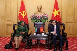 Associate Professor Dr. Duong Trung Y (R), Vice President of the Ho Chi Minh National Academy of Politics, has a meeting with Nomvula Mokonyane, First Deputy Secretary-General of the African National Congress (ANC) of South Africa. (Photo published by VNA) 